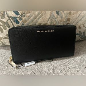 ❌SOLD❌ NWOT Marc Jacobs Zippy Wallet